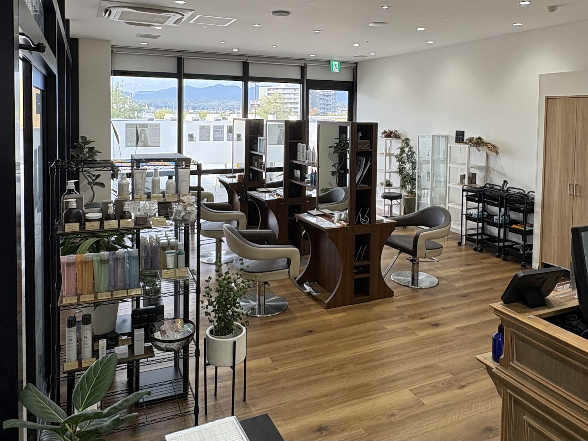 明るい木目床のセット面