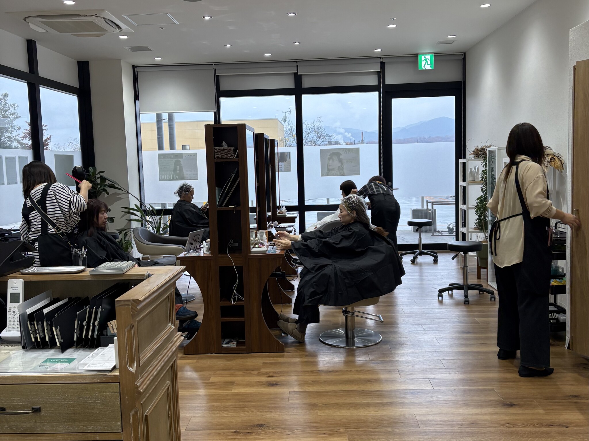 施術中のICH・GOフォルテ八王子の店内