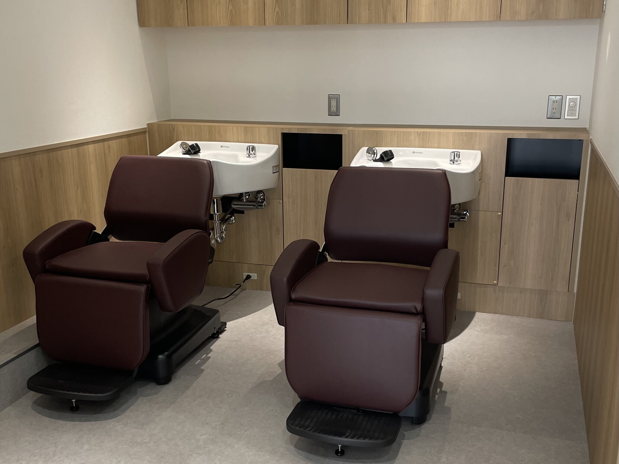 落ち着いた色合いのシャンプー台